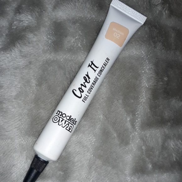 Full coverage concealer - Picture 1 of 3